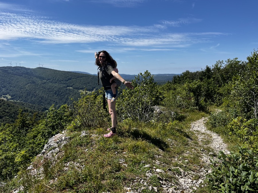 Jeanine op de berg met kindje op de rug