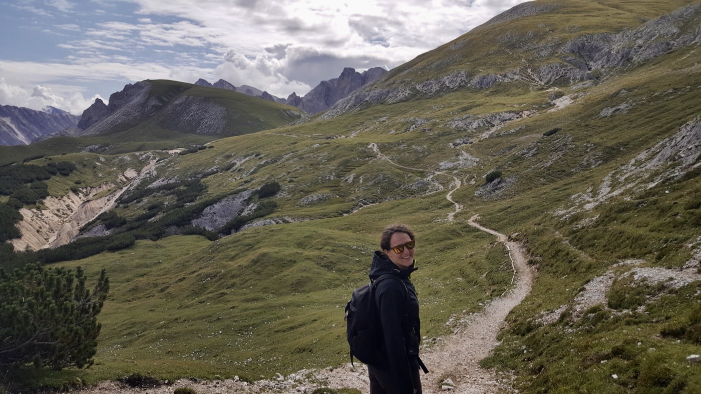 Jeanine op een bergpad in de natuur